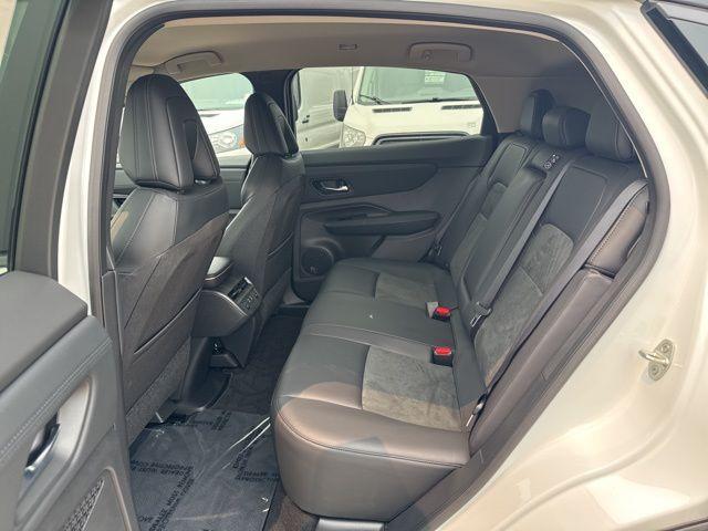 Photo of 2025 2t Wht Blk Roof Nissan ARIYA
