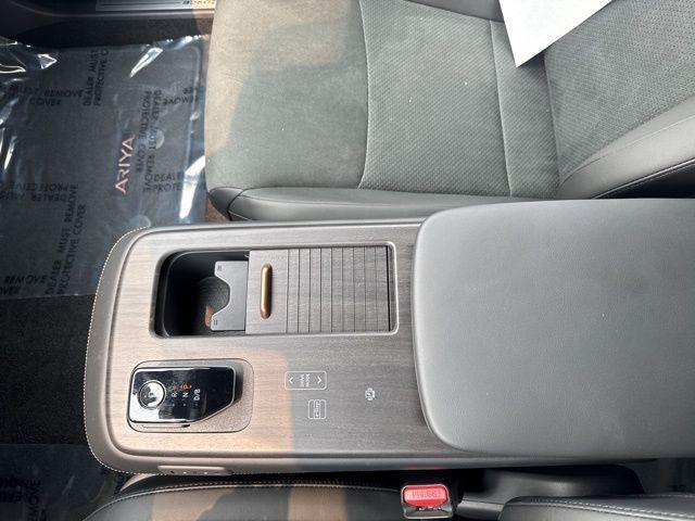 Photo of 2025 2t Wht Blk Roof Nissan ARIYA