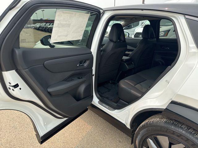 Photo of 2025 2t Wht Blk Roof Nissan ARIYA
