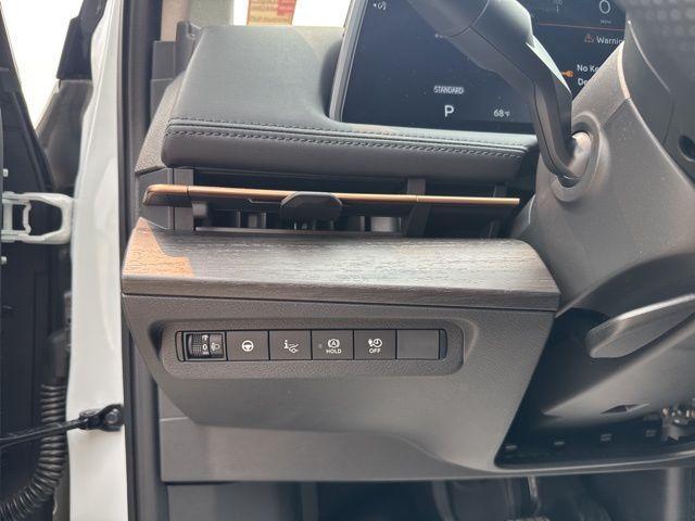 Photo of 2025 2t Wht Blk Roof Nissan ARIYA