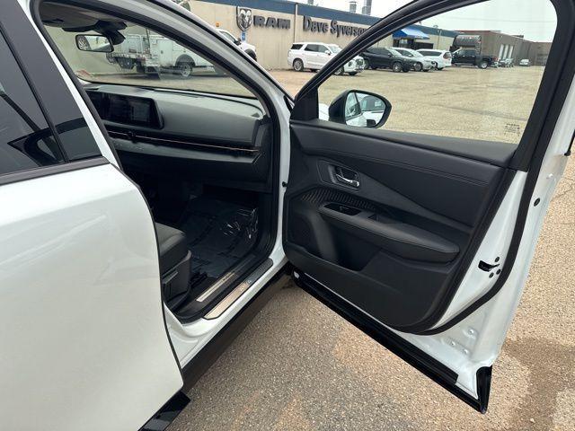 Photo of 2025 2t Wht Blk Roof Nissan ARIYA