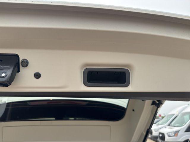 Photo of 2025 2t Wht Blk Roof Nissan ARIYA