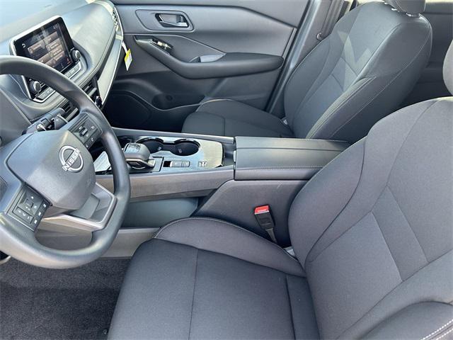 Photo of 2025 Glacier White Nissan Rogue