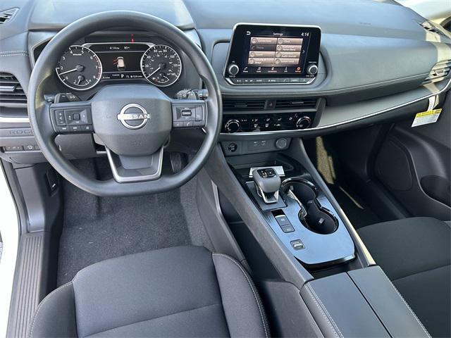 Photo of 2025 Glacier White Nissan Rogue