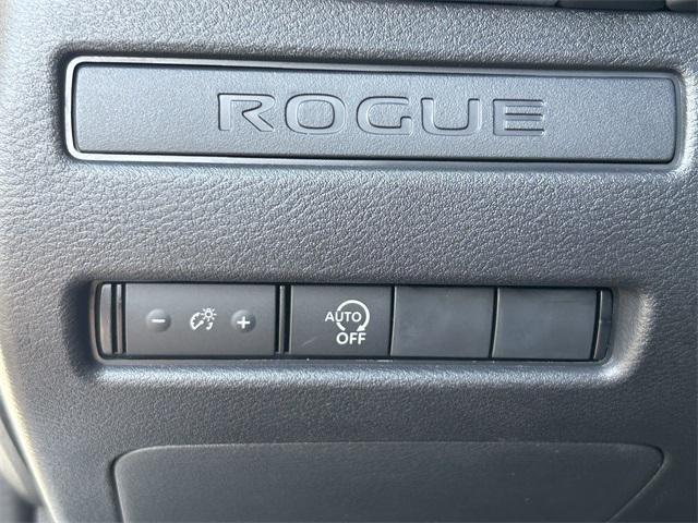 Photo of 2025 Glacier White Nissan Rogue