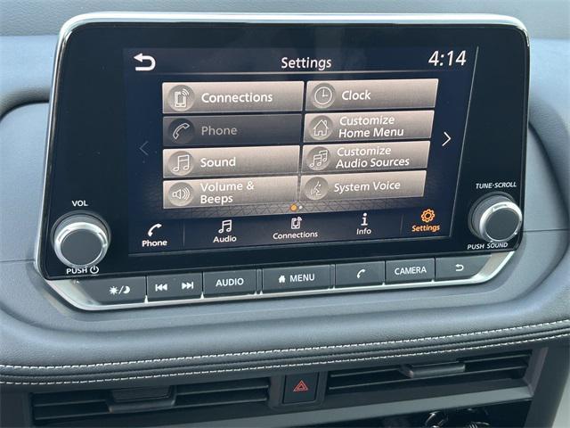 Photo of 2025 Glacier White Nissan Rogue