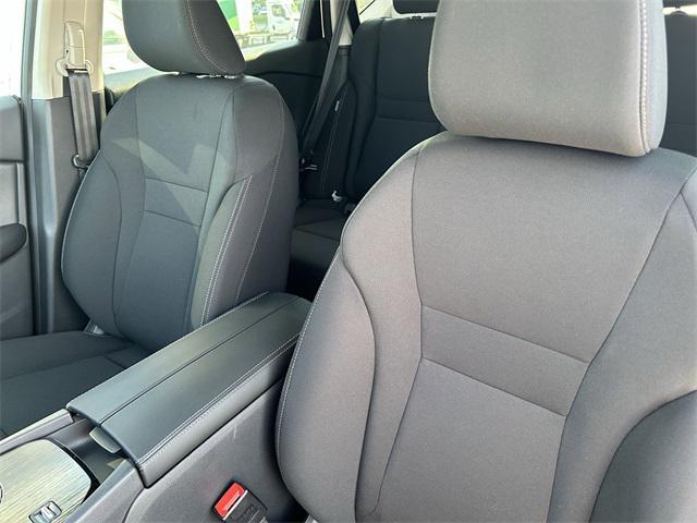 Photo of 2025 Glacier White Nissan Rogue