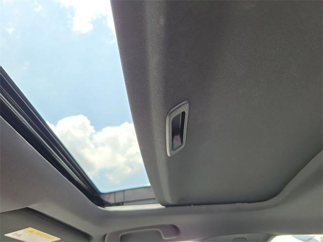 Photo of 2023 Platinum White Pearl Honda Civic Si