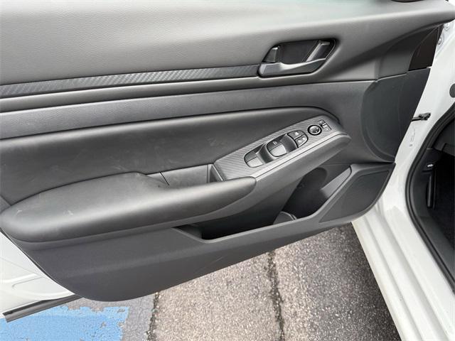 Photo of 2025 Pearl White Tricoat Nissan Altima