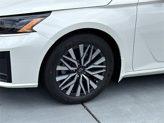 Photo of 2025 Pearl White Tricoat Nissan Altima