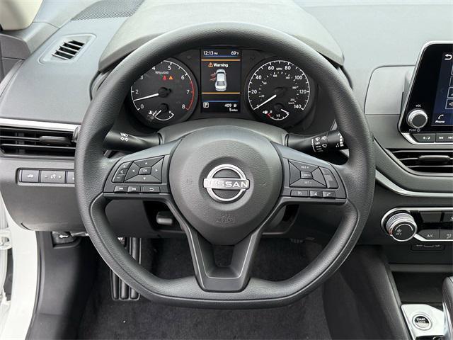 Photo of 2025 Pearl White Tricoat Nissan Altima