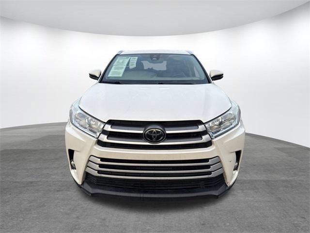 Photo of 2019 Blizzard Pearl Toyota Highlander
