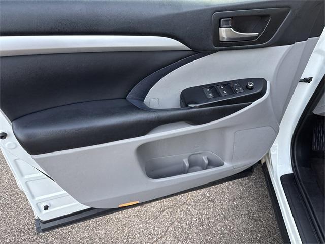 Photo of 2019 Blizzard Pearl Toyota Highlander