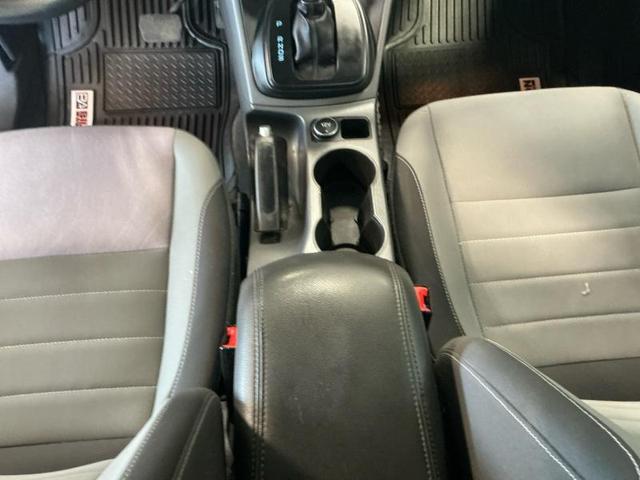 Photo of 2014 Oxford White Ford Escape