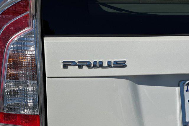 Photo of 2014 White Toyota Prius