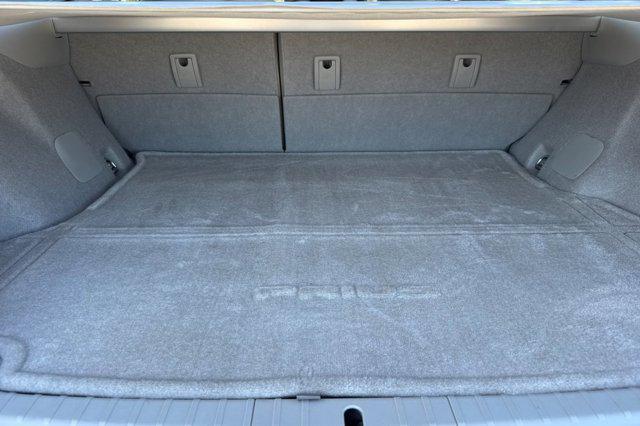 Photo of 2014 White Toyota Prius