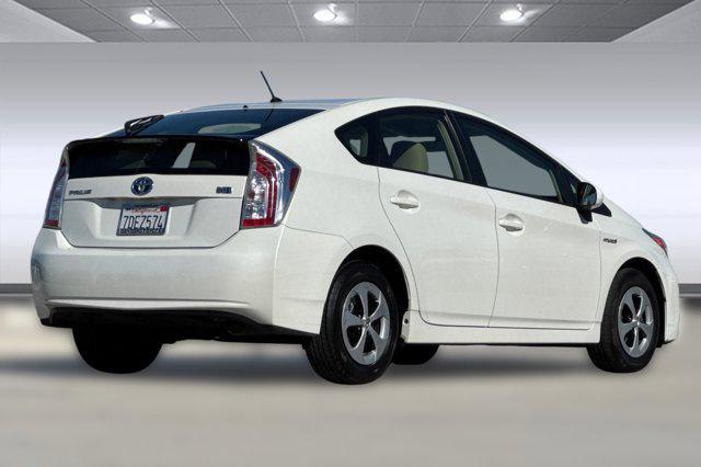 Photo of 2014 White Toyota Prius