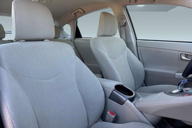 Photo of 2014 White Toyota Prius