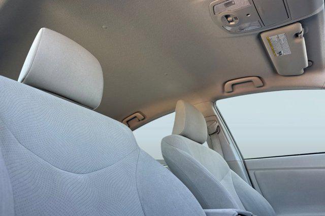 Photo of 2014 White Toyota Prius