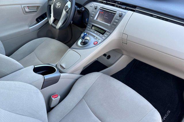 Photo of 2014 White Toyota Prius