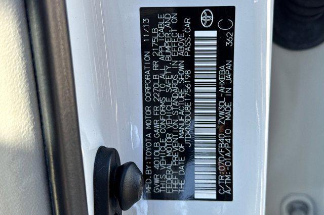 Photo of 2014 White Toyota Prius