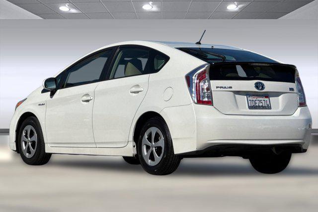 Photo of 2014 White Toyota Prius