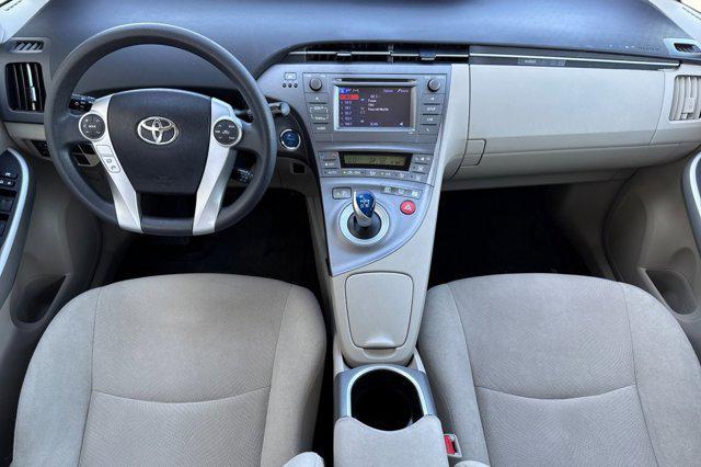 Photo of 2014 White Toyota Prius