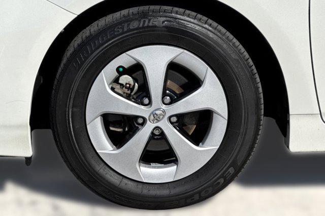 Photo of 2014 White Toyota Prius
