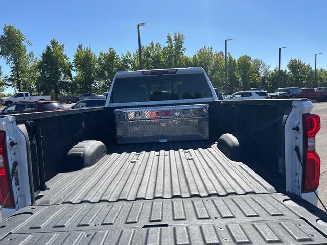 Photo of 2022 Iridescent Pearl Tricoat Chevrolet Silverado 3500