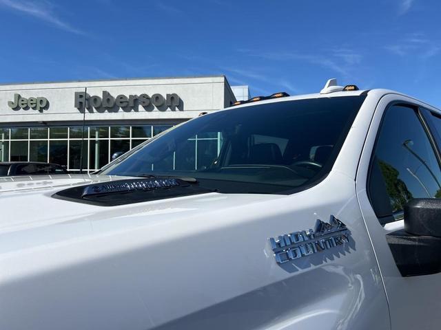 Photo of 2022 Iridescent Pearl Tricoat Chevrolet Silverado 3500