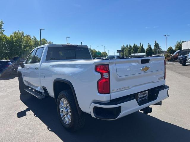 Photo of 2022 Iridescent Pearl Tricoat Chevrolet Silverado 3500