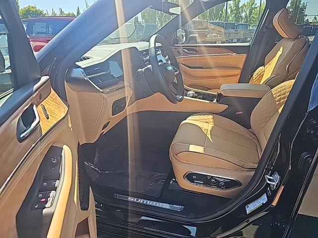 Photo of 2025 Diamond Black Jeep Grand Cherokee L