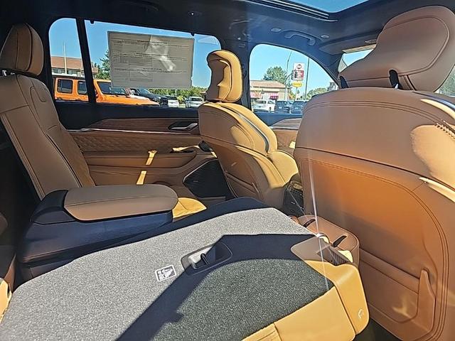 Photo of 2025 Diamond Black Jeep Grand Cherokee L