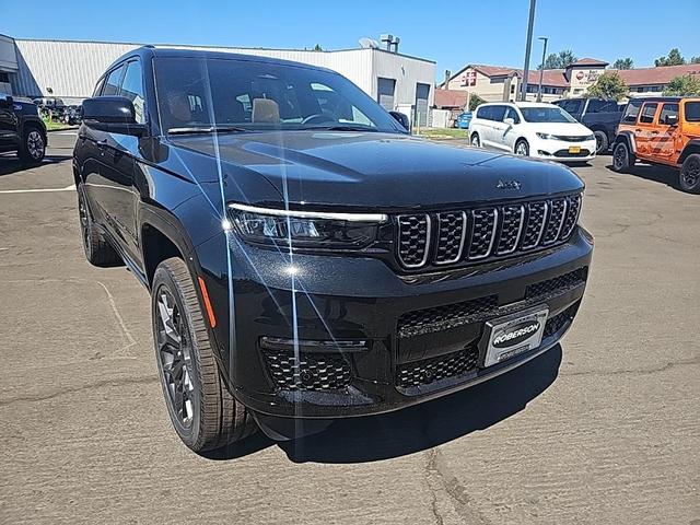 Photo of 2025 Diamond Black Jeep Grand Cherokee L
