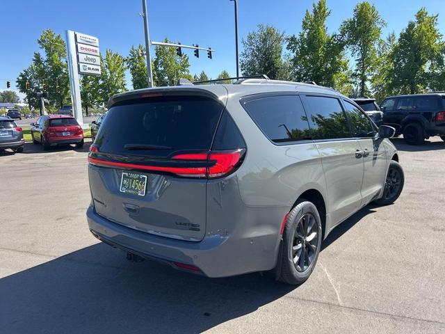 Photo of 2021 Ceramic Gray Clearcoat Chrysler Pacifica