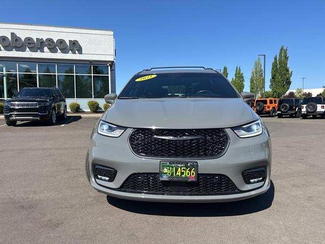 Photo of 2021 Ceramic Gray Clearcoat Chrysler Pacifica