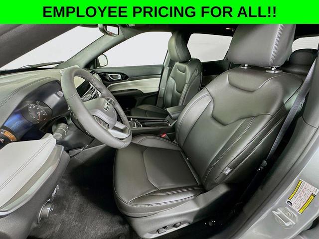 Photo of 2025 Silver Jeep Compass