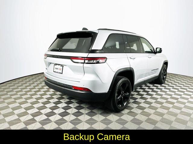 Photo of 2023 Silver Jeep Grand Cherokee
