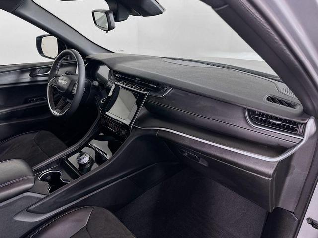 Photo of 2023 Silver Jeep Grand Cherokee
