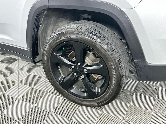 Photo of 2023 Silver Jeep Grand Cherokee