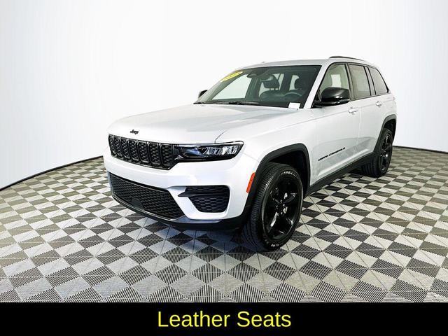 Photo of 2023 Silver Jeep Grand Cherokee