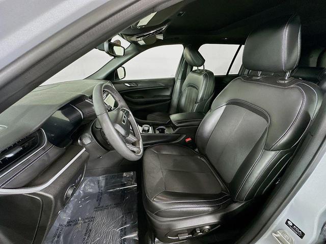 Photo of 2023 Silver Jeep Grand Cherokee