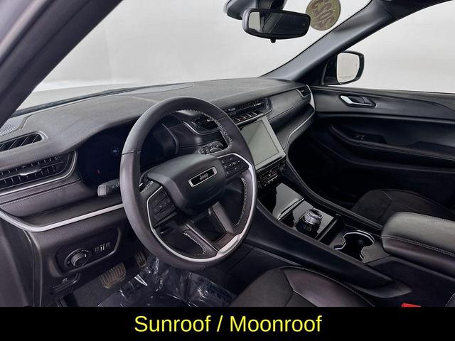 Photo of 2023 Silver Jeep Grand Cherokee