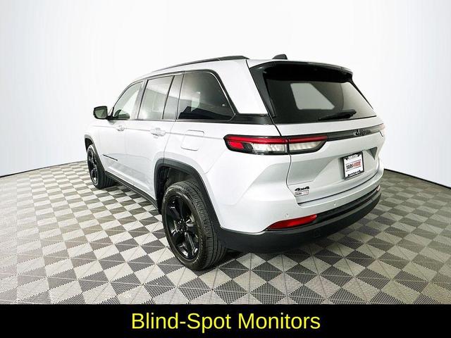Photo of 2023 Silver Jeep Grand Cherokee