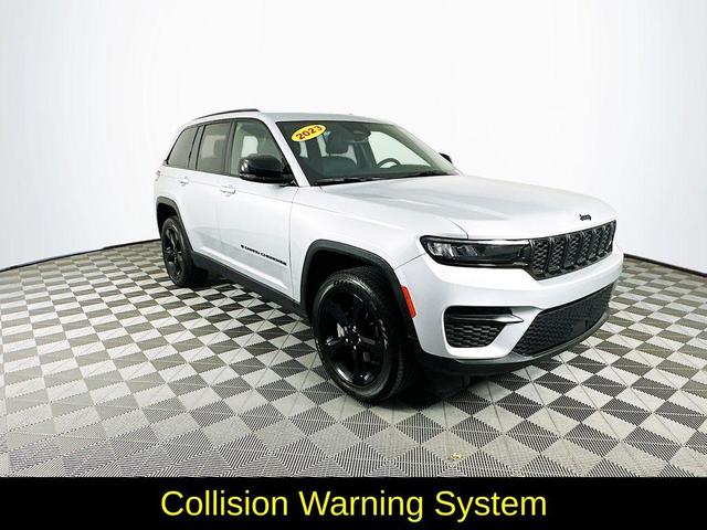 Photo of 2023 Silver Jeep Grand Cherokee
