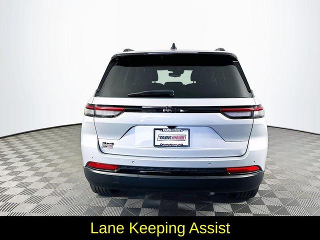 Photo of 2023 Silver Jeep Grand Cherokee