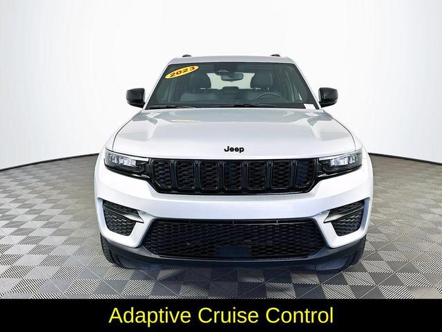 Photo of 2023 Silver Jeep Grand Cherokee