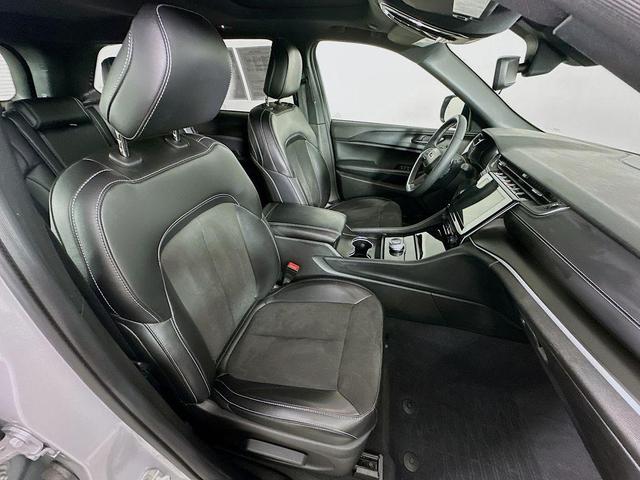 Photo of 2023 Silver Jeep Grand Cherokee