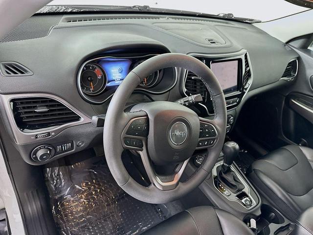 Photo of 2022 White Jeep Cherokee
