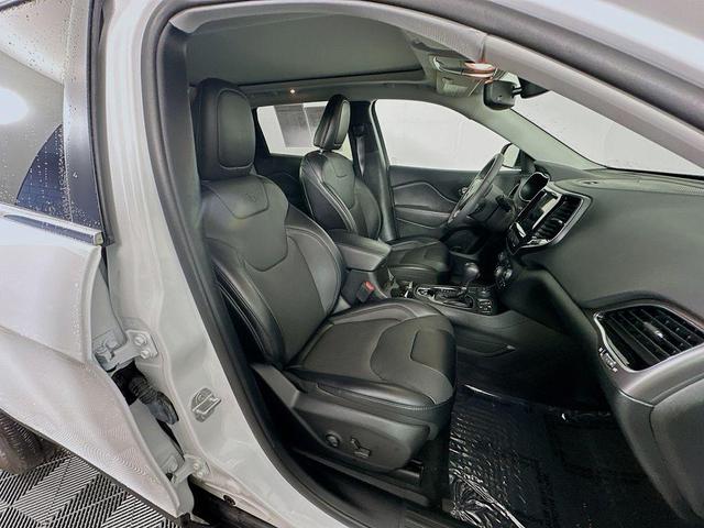 Photo of 2022 White Jeep Cherokee